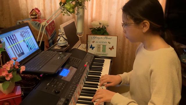 Sofiia. Чтение нот с листа на 2 презентации: Григ "Утро" смотреть онлайн