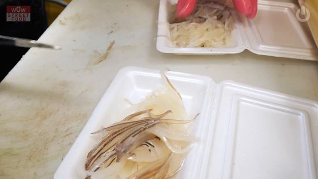 노량진에는 산오징어 파는 집이 한곳뿐이라고? 내장 꽉찬 산오징어 찜_Make a live squid sashimi & Squid steamed_Korean street food смотреть онлайн