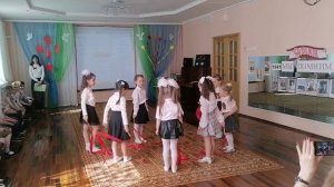 Танец с лентами 9 мая, старшая группа