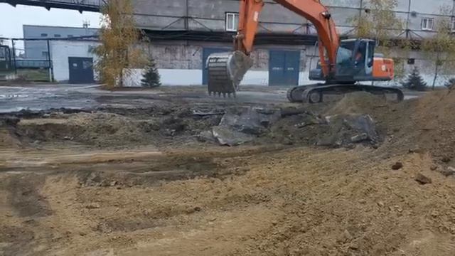 Хитачи 270-3 ломает бетонную дорогу. смотреть онлайн