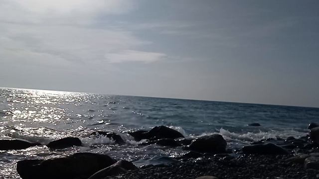 Геленджик, туристы заполонили берег,скала Парус под угрозой!Открытие сезона.