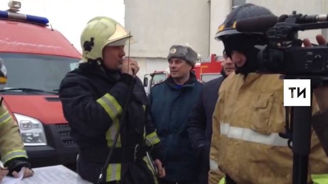 К горящему зданию в центре Казани стянуты 24 машины пожарных смотреть онлайн