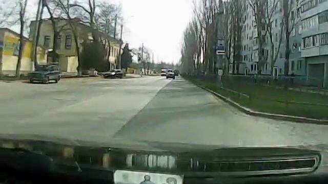 Бабка спешит на троллейбус смотреть онлайн