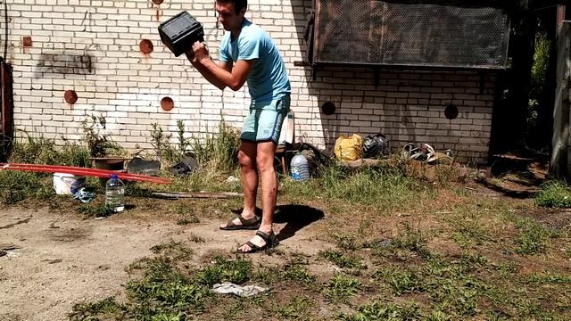 Промывка акб дистилированной водой и заливка электролита часть 2 смотреть онлайн