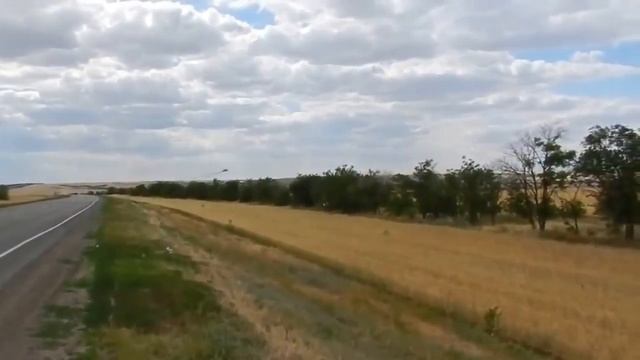 Истребитель над дорогой. Шокирующие кадры. Самолет летит очень низко смотреть онлайн