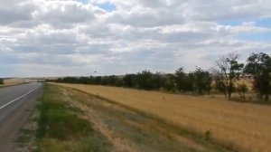 Истребитель над дорогой. Шокирующие кадры. Самолет летит очень низко