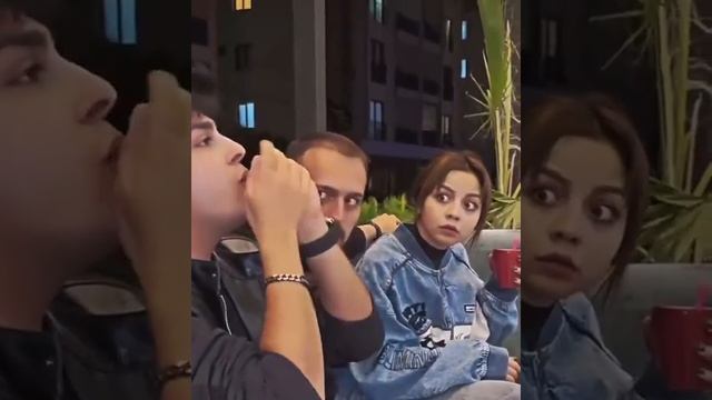 На эту реакцию можно смотреть бесконечно) смотреть онлайн