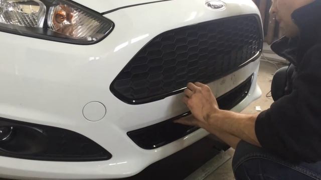 Ford Fiesta Mk7 lift - Upper grille installation / Форд Фиеста 7 рестайл - установка верхней решетк смотреть онлайн