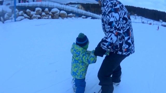 Ребенок в 3 три года катается на сноуборде. Детский сноуборд burton. Первый спуск. смотреть онлайн