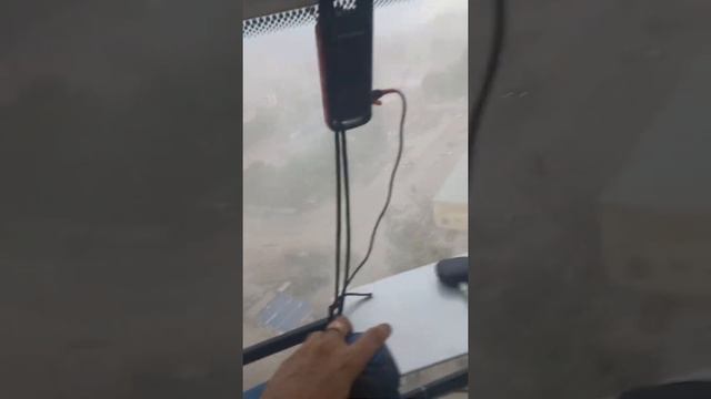 Порыв ветра! Сильный ветер, пыль стенкой.