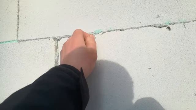 Кладка газоблок а на пену клей.