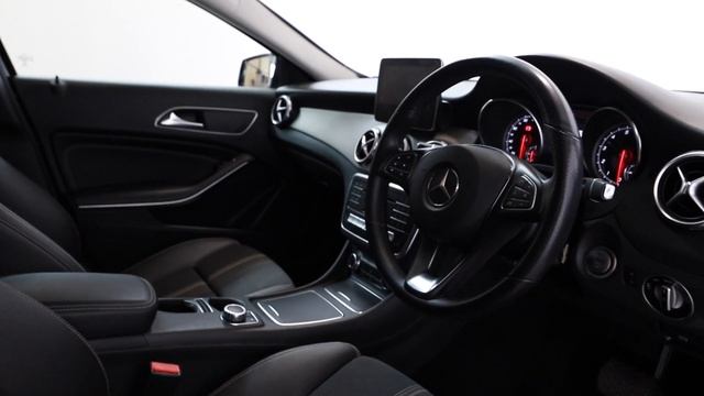 Closer Look - Mercedes-Benz GLA Class смотреть онлайн