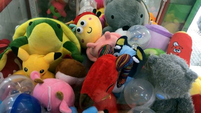 Разоряем аппарат хватайка!! Удалось выиграть много классных игрушек!!!! смотреть онлайн