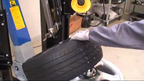 Crossage EVO: Automatic & Leverless Tyre-Changer