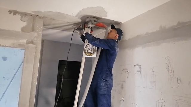 Как легко снять шпаклёвку с потолка. Как очистить потолок от шпаклёвки. Шлифовка бетонного потолка. смотреть онлайн