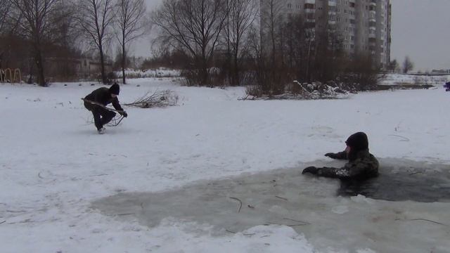 Двое провалились под лед смотреть онлайн