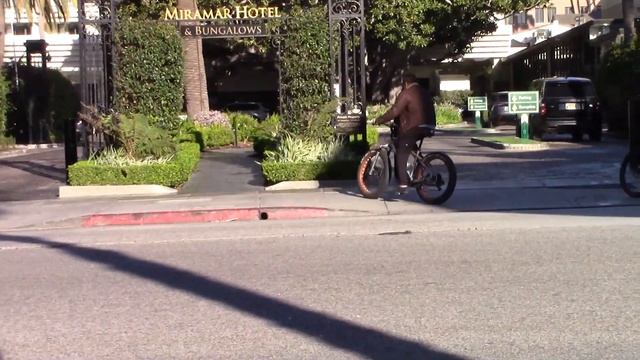 Arnold Schwarzenegger Bikes To Gold's Gym With Daughter Christina смотреть онлайн