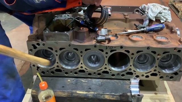 Cummins 6ISBe. Установка поршней. смотреть онлайн