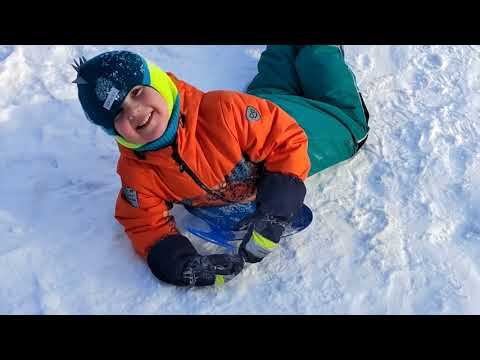 Лёва на горках, зимние забавы в преддверии весны.