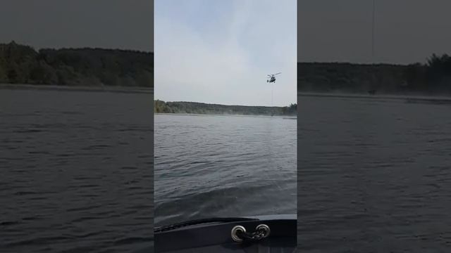 Забор воды вертолетом МЧС из реки при пожаре. 1080p смотреть онлайн