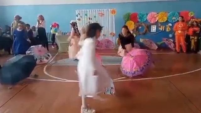 Осенний танец с зонтиками смотреть онлайн