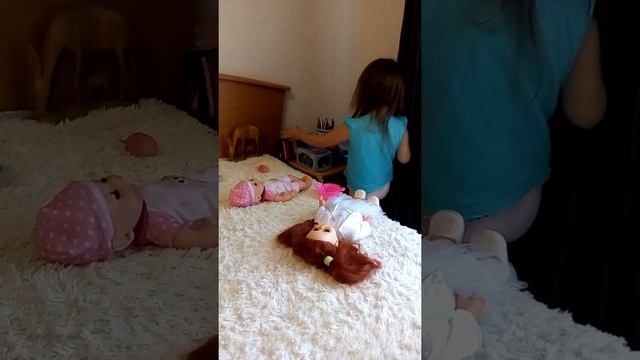 Маленькая девочка ухаживает за куклами, играет и кормит их. Моменты семейной жизни и счастья. Видео смотреть онлайн