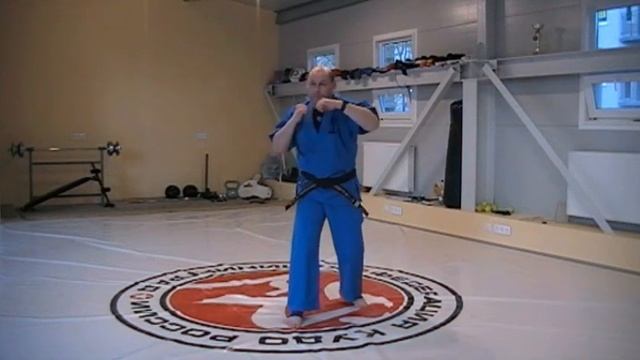 Тренировки дома: Работа на шагах (часть 1) / Training at home: Punches and defence with footwork смотреть онлайн