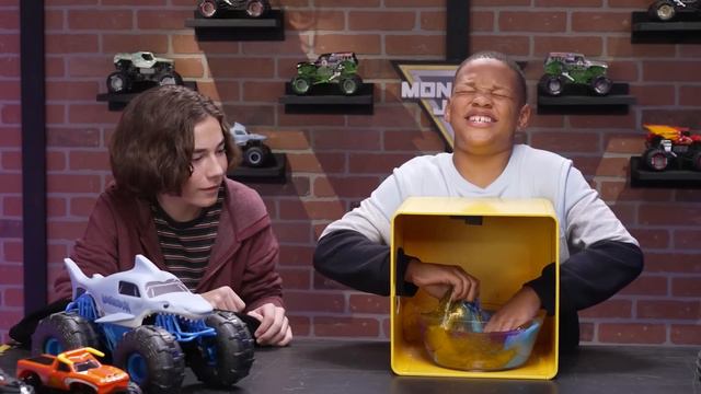 Monster Jam Mystery Box 🎁 Monster Truck Toys in SLIME, DIRT & MORE - Revved Up Recaps Ep2 Highlight смотреть онлайн