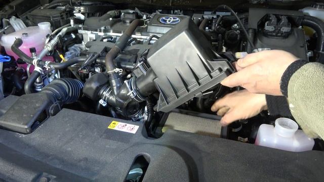 How to replace engine AIR FILTER Toyota Prius 1.8 L 2ZR-FXE. Years 2015 to 2023 смотреть онлайн