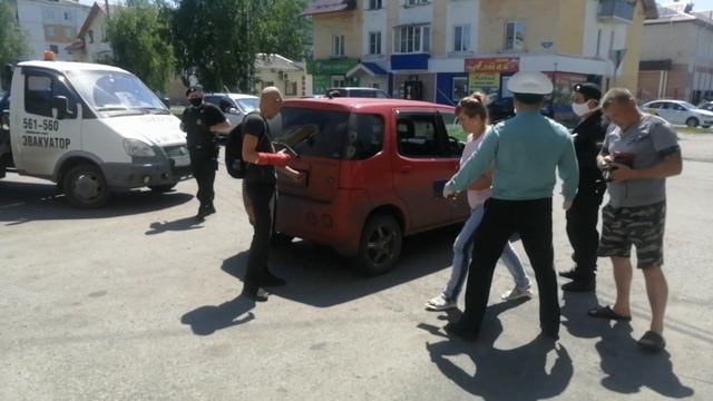 Приставы выкинули людей из машины и (незаконно) пытались арестовать смотреть онлайн