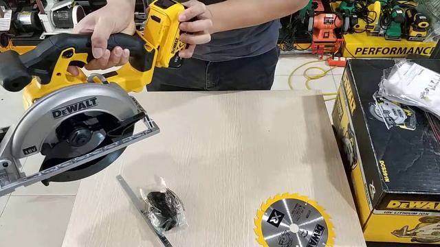 Cưa đĩa pin Dewalt 165mm DCS391N смотреть онлайн