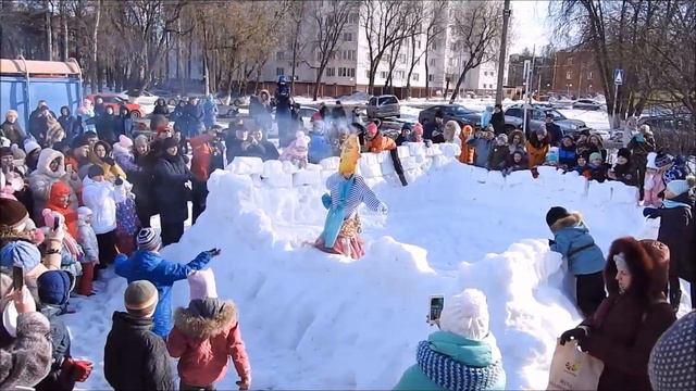 Как прошли проводы Масленицы в усадьбе "Ивановское" // РИАМО в Подольске смотреть онлайн