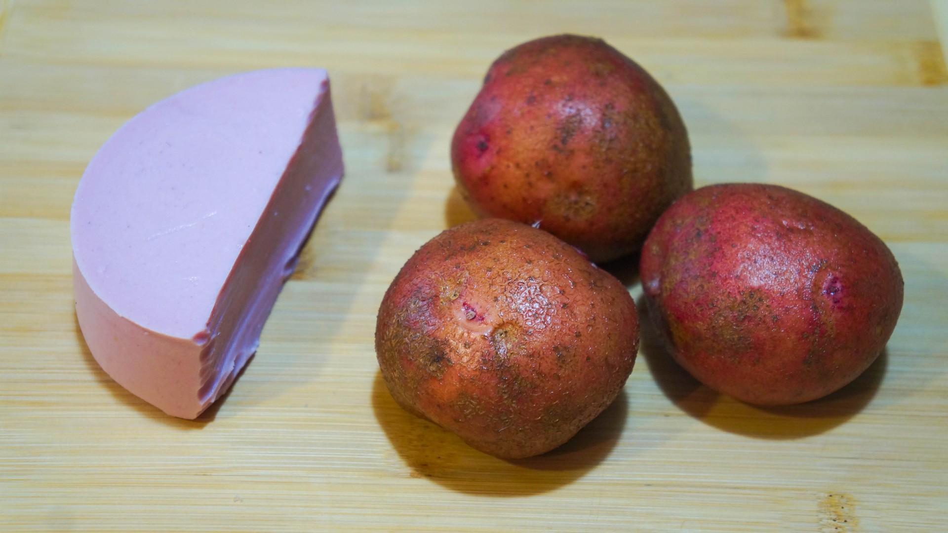 Если есть КАРТОШКА и небольшой кусочек колбасы, то сразу готовлю это блюдо! Так научила моя бабушка. смотреть онлайн