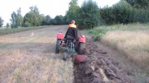 Шифенг Shifeng SF 240 на целине с самодельным плугом.