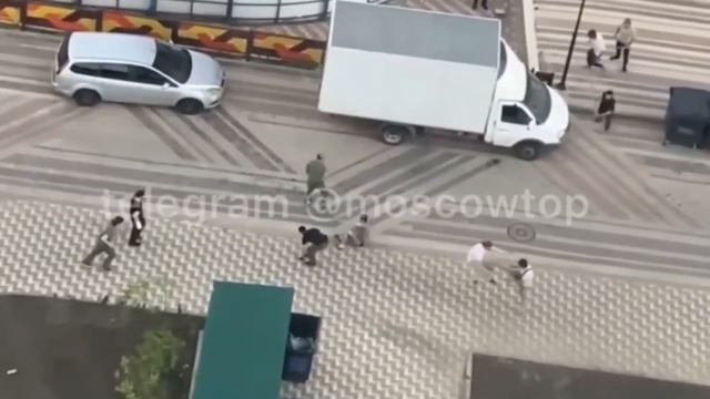 В ХОД ПОШЛИ ПАЛКИ И КАМНИ: УСТРОИЛИ МАССОВУЮ ДРАКУ В МОСКВЕ смотреть онлайн