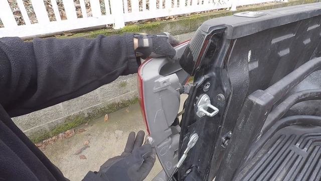 DIY: Rear light bulb replacement 2007-2013 Toyota Tundra смотреть онлайн
