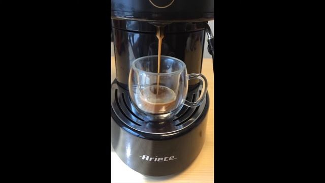 Préparation d'un café avec une dosette expresso ESE Napolitano Bio смотреть онлайн