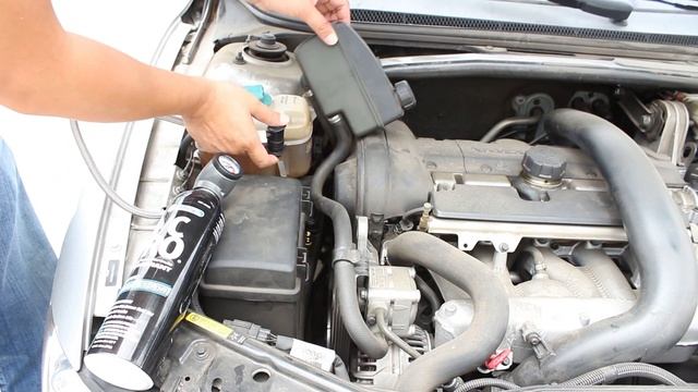 DIY - How to add refrigerant to your car's air conditioning. Volvo S60. смотреть онлайн