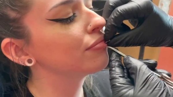 VERTICAL LABRET PIERCING