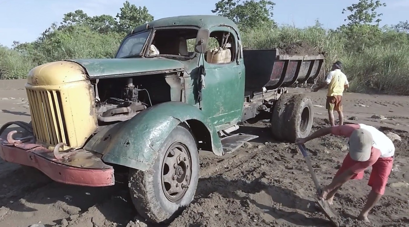 Сохранили старый советский ЗИЛ. Незаменимый помощник в хозяйстве этих людей. Работает больше 50 лет. смотреть онлайн