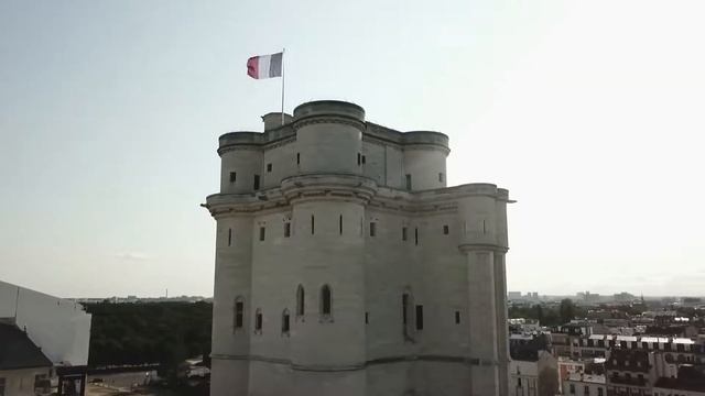 Allons visiter le Château de Vincennes ! смотреть онлайн