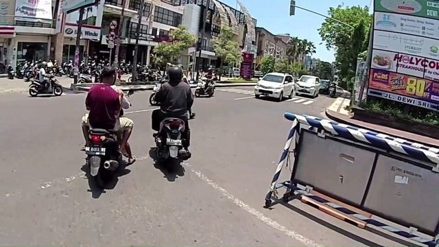 Bali scooter ride - Denpasar to Legian смотреть онлайн