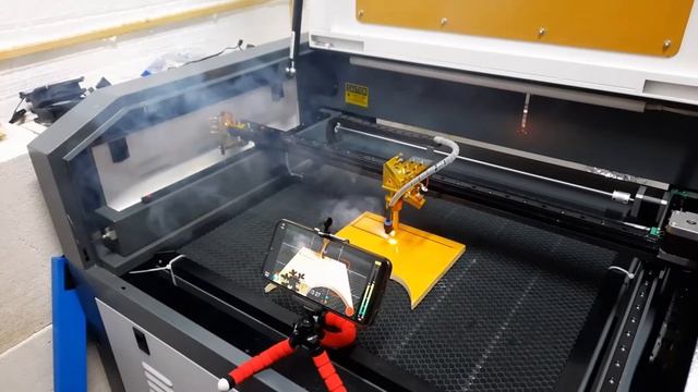 Лазерный станок СО2 в действии!!! Мало пены!!! смотреть онлайн