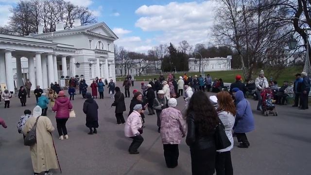 Пенсионеры танцуют танец маленьких утят под военный оркестр смотреть онлайн