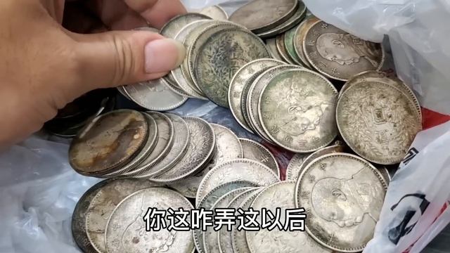 第一次回男友老家，奶奶送十枚老银元当见面礼，女子嫌弃的想扔了【小闫打铁镯】 смотреть онлайн