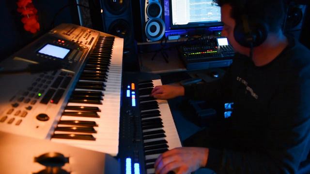 Future World Orchestra - Roulette Cover on the Tyros 5 and Vst's .. better version. смотреть онлайн