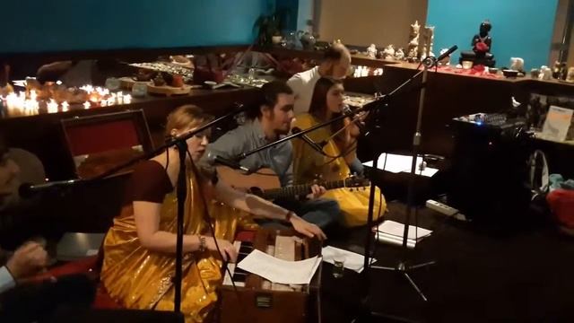 Шри Гопи Натха Хари. Джей Шри Кришна Шри Гиридхари. Киртан. Дмитрий Альвар и друзья смотреть онлайн