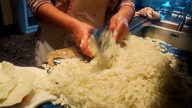 Кухня. Болтаю о разном. Солю капусту. смотреть онлайн