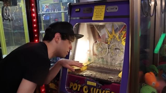 Mystery Bonus Coin In a Coin Pusher?! смотреть онлайн