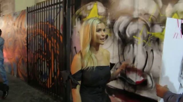 Joanna Krupa chats with paparazzi on the streets of Hollywood смотреть онлайн